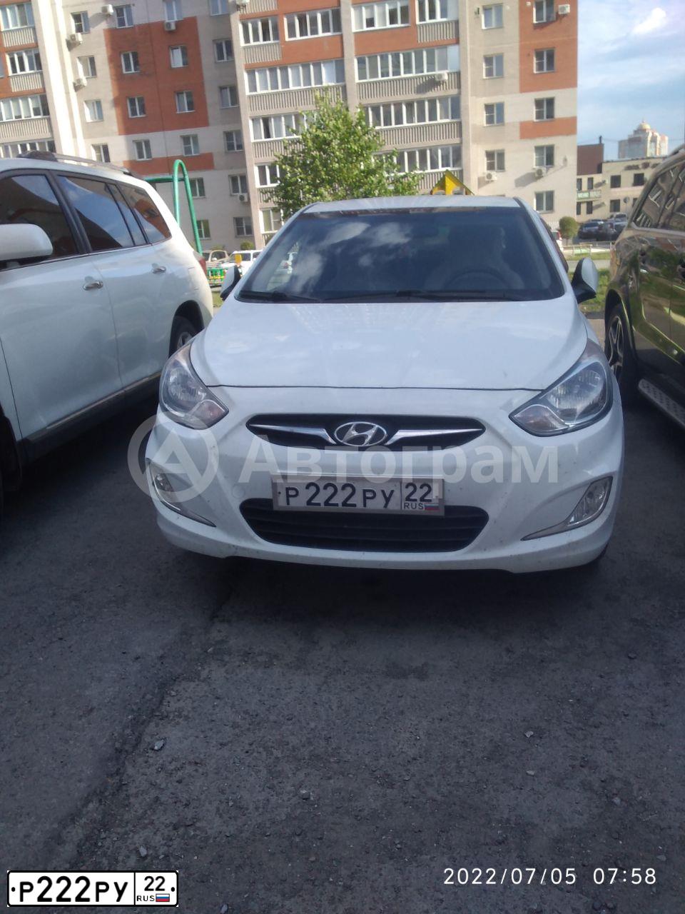 Фото автомобиля HYUNDAI SOLARIS, 2011 — госномер В332СН122. Цвет: БЕЛЫЙ