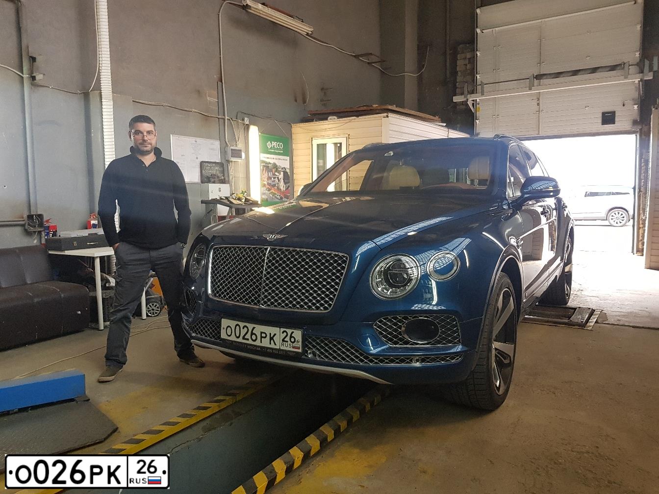 Фото автомобиля BENTLEY BENTAYGA, 2016 — госномер В816ВР550. Цвет: синий