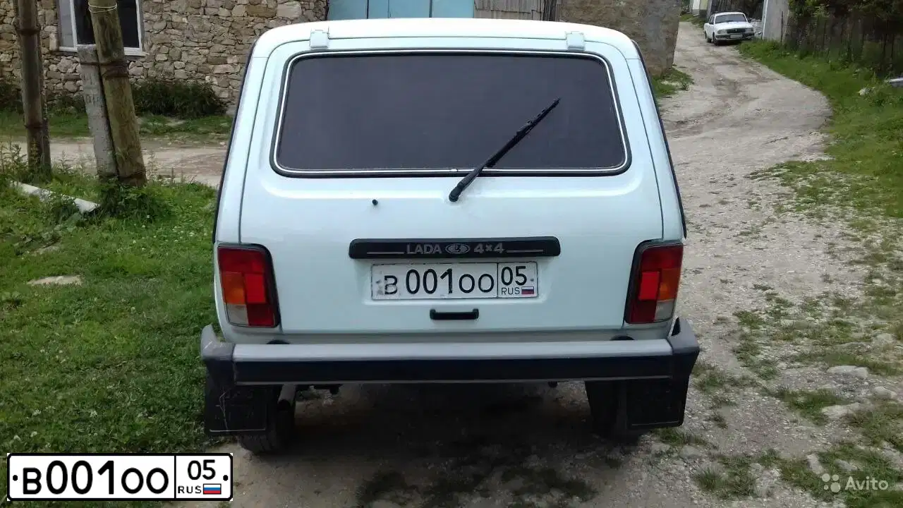 Фото автомобиля VOLKSWAGEN TOUAREG, 2013 — госномер В001ОО05. Цвет: Белый