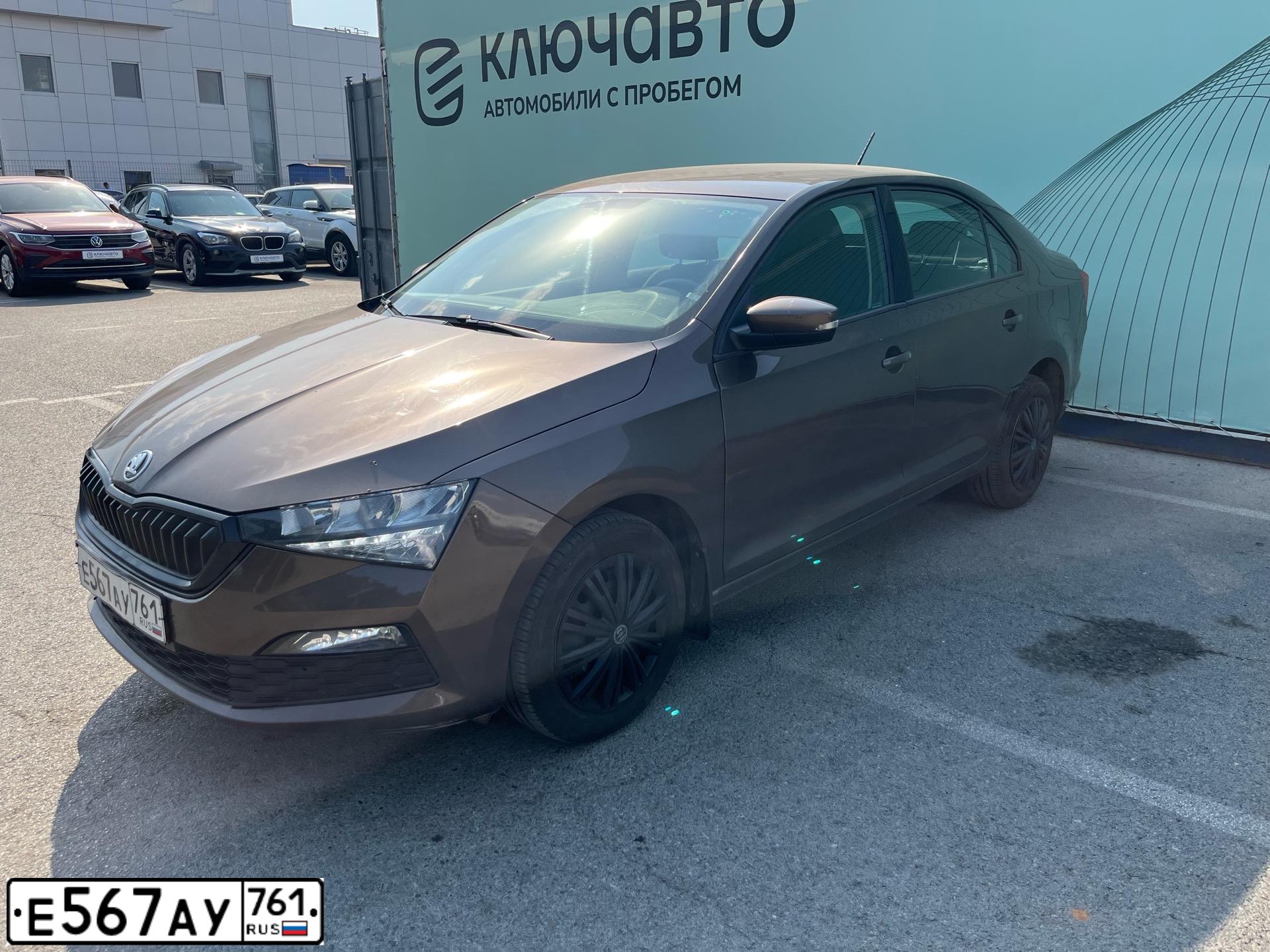 Фото автомобиля SKODA RAPID, 2020 — госномер Е567АУ761. Цвет: Коричневый