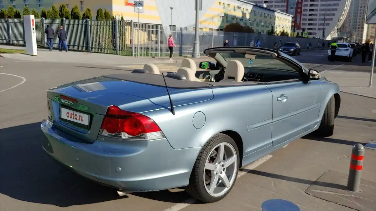 Фото автомобиля VOLVO C70, 2008 — госномер Х555УР199. Цвет: СЕРО-ГОЛУБОЙ