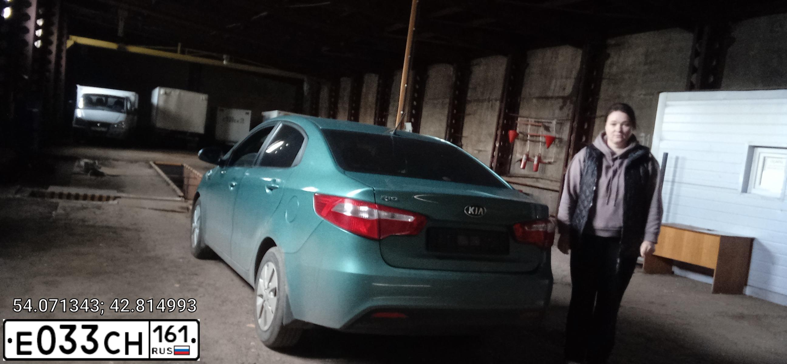 Фото автомобиля KIA RIO, 2013 — госномер Е033СН161. Цвет: СВЕТЛО-ЗЕЛЕНЫЙ