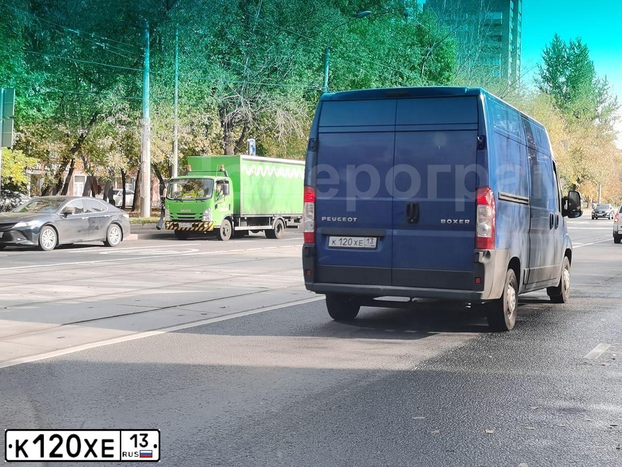 Фото автомобиля PEUGEOT BOXER, 2013 — госномер К328АЕ977. Цвет: синий