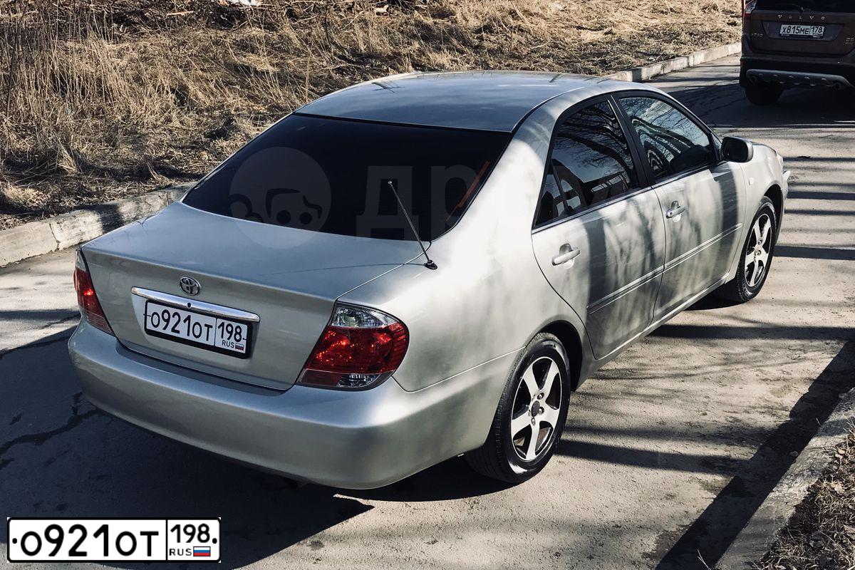 Фото автомобиля TOYOTA CAMRY, 2002 — госномер В979КВ147. Цвет: Серебристый