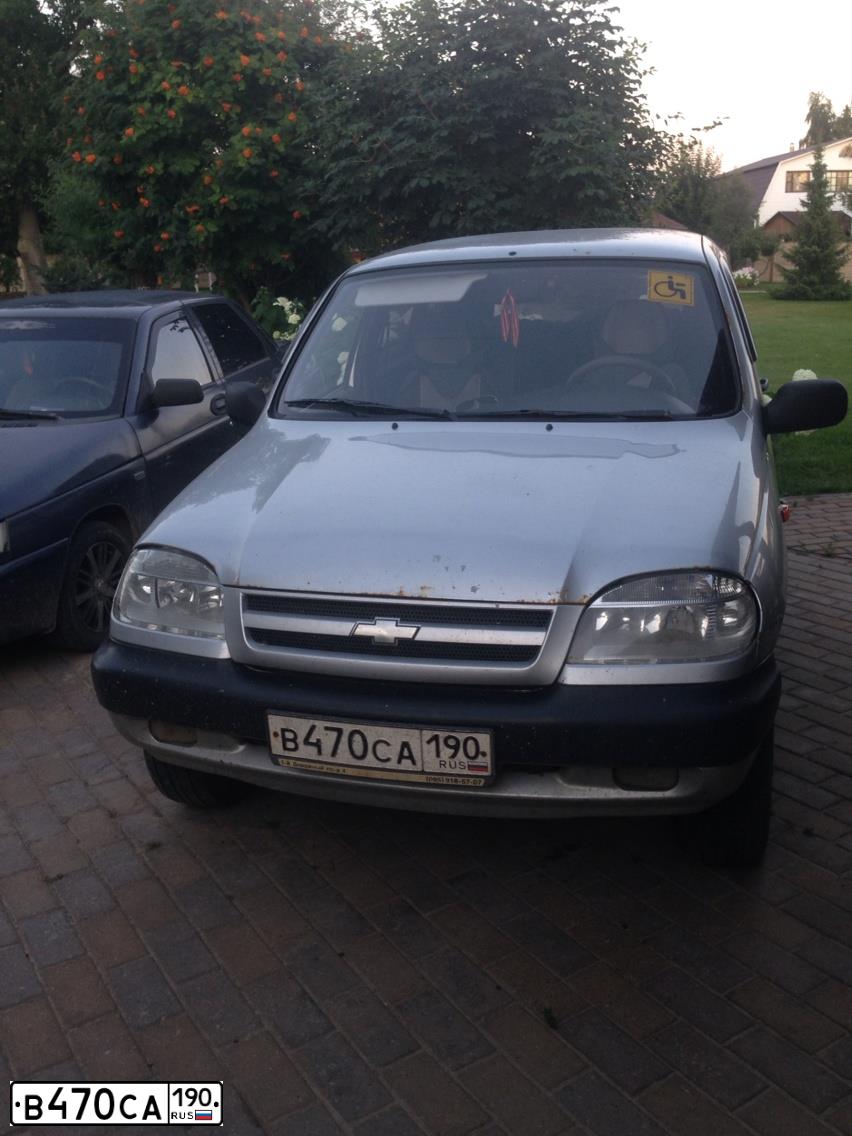 Фото автомобиля CHEVROLET NIVA, 2005 — госномер В470СА190. Цвет: Светло-Серебристый металлик