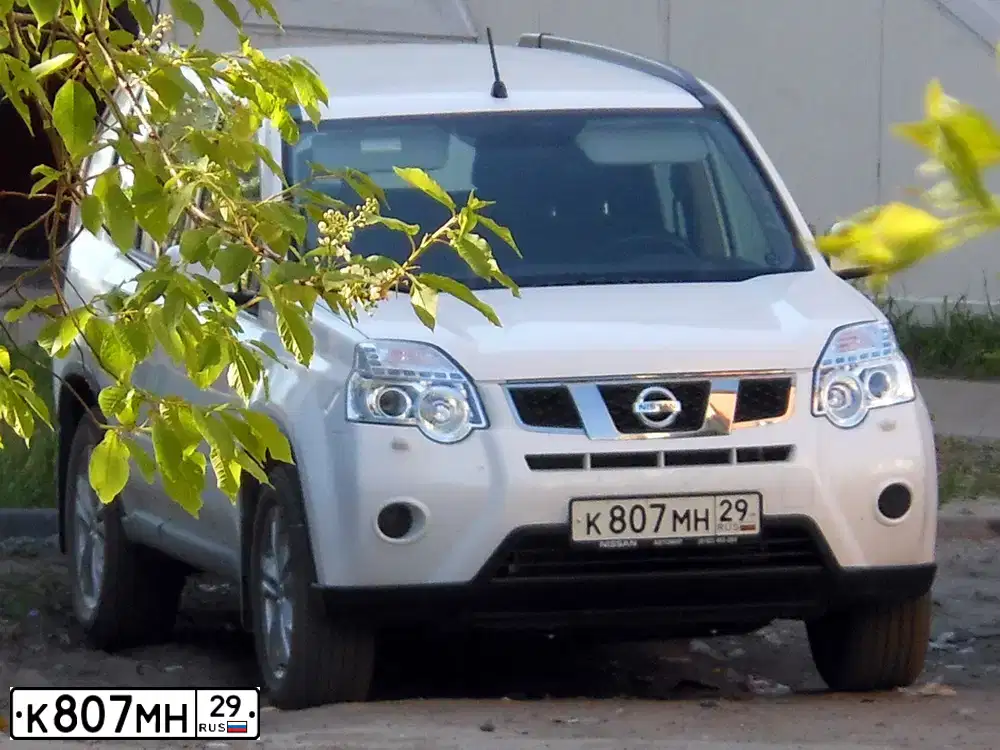 Фото автомобиля NISSAN X-TRAIL, 2013 — госномер К807МН29. Цвет: Белый
