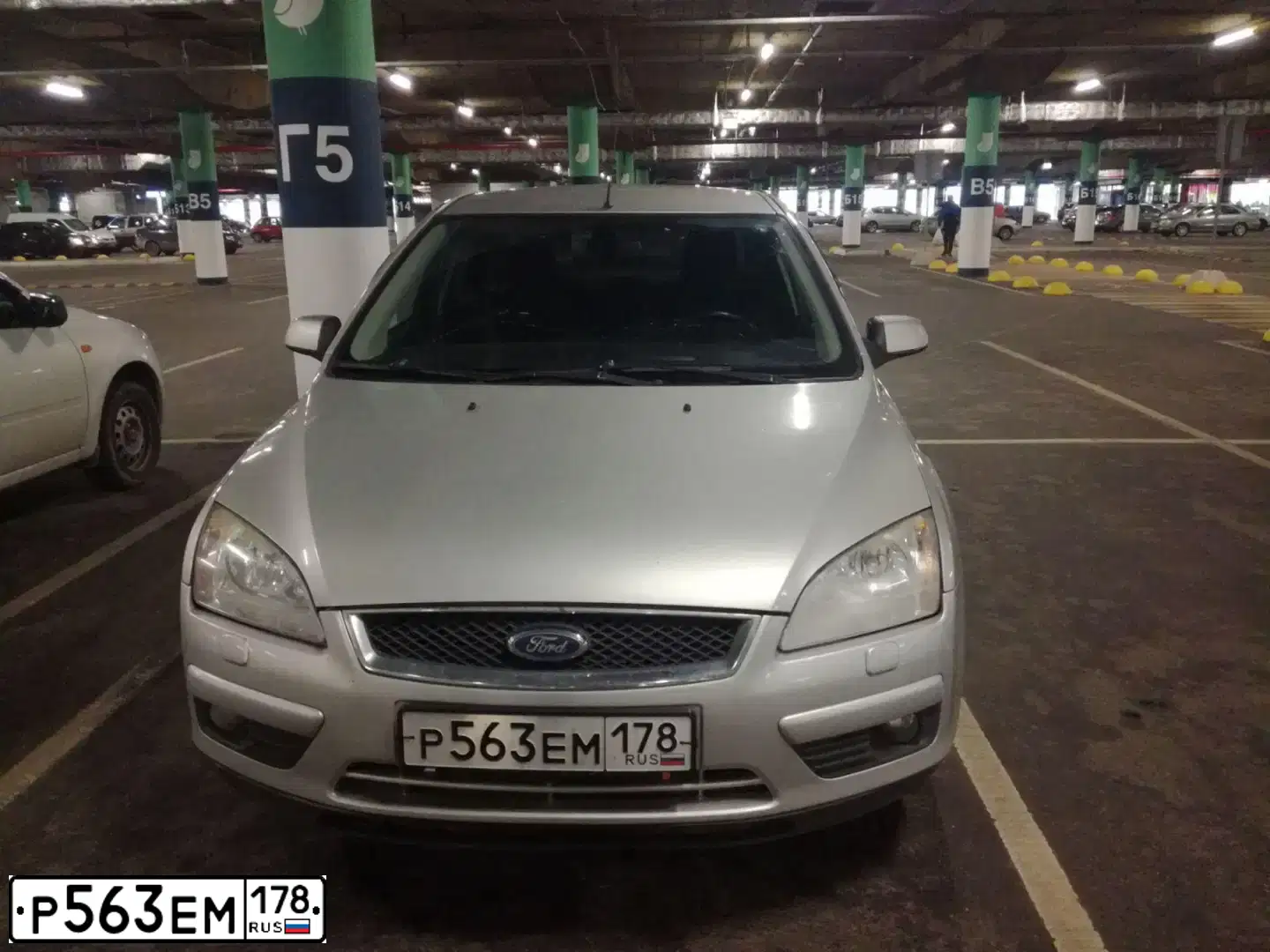 Фото автомобиля FORD FOCUS, 2007 — госномер Р312ВА198. Цвет: Серебристый