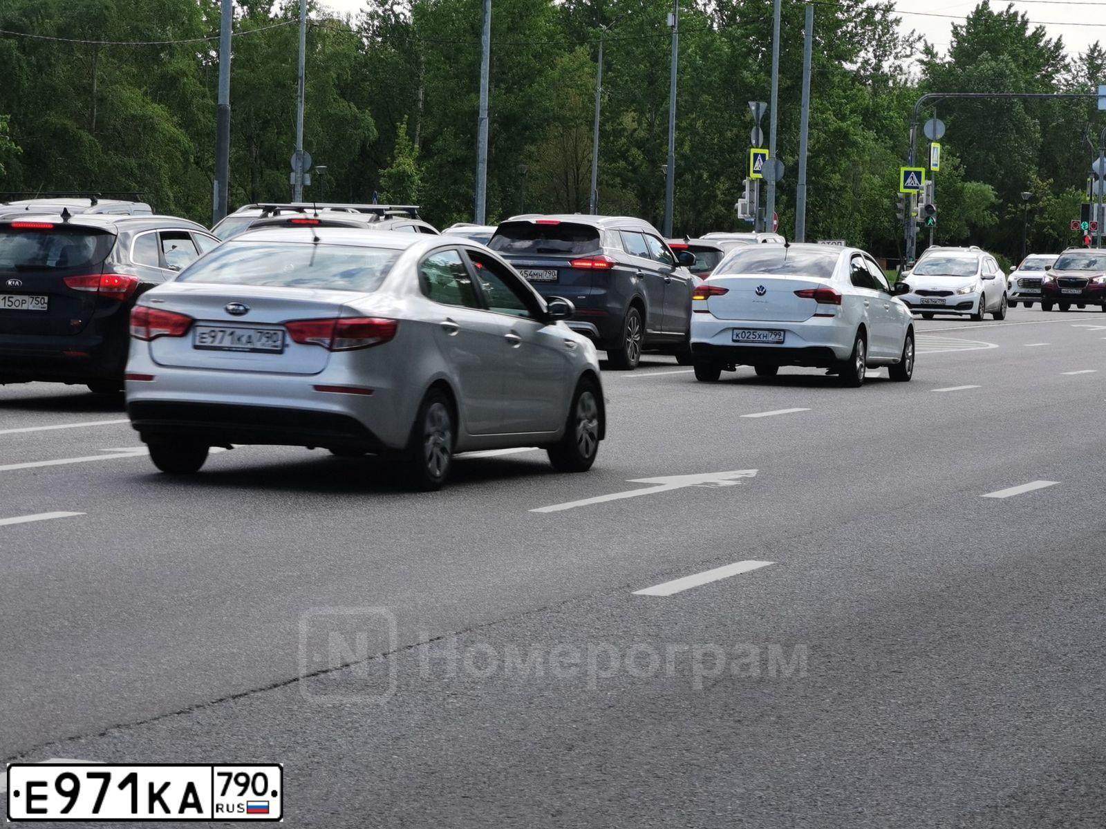 Фото автомобиля KIA RIO, 2016 — госномер Е971КА790. Цвет: Серебристый