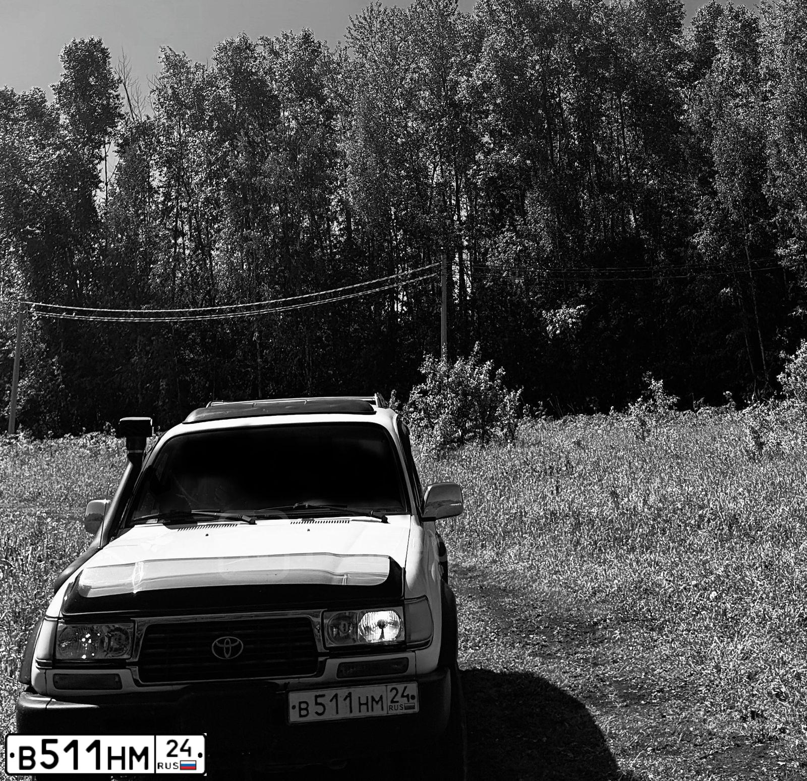 Фото автомобиля TOYOTA LANDCRUISER, 1997 — госномер В511НМ24. Цвет: Белый