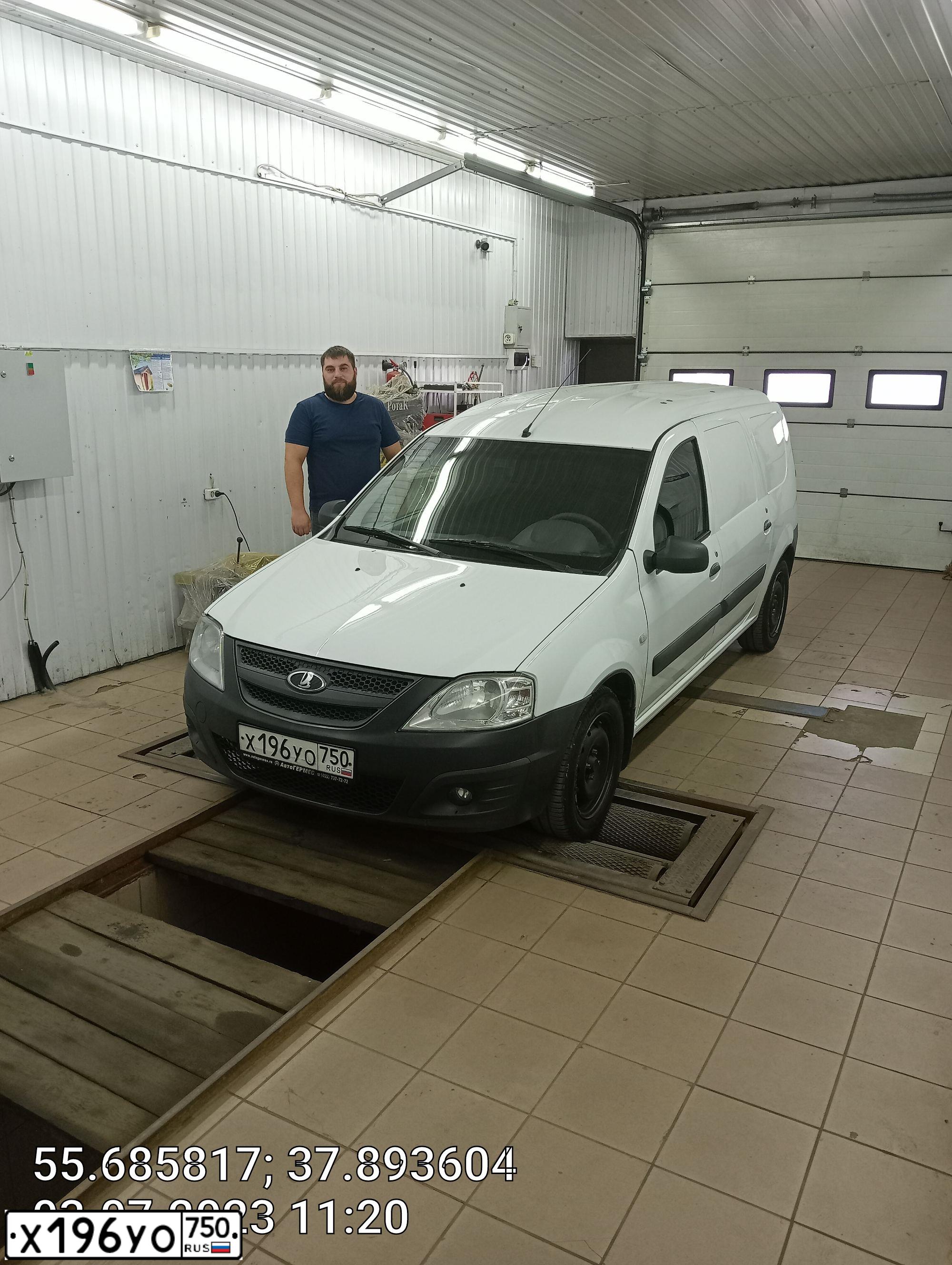 Фото автомобиля LADA LARGUS, 2019 — госномер Х494ЕС977. Цвет: Белый