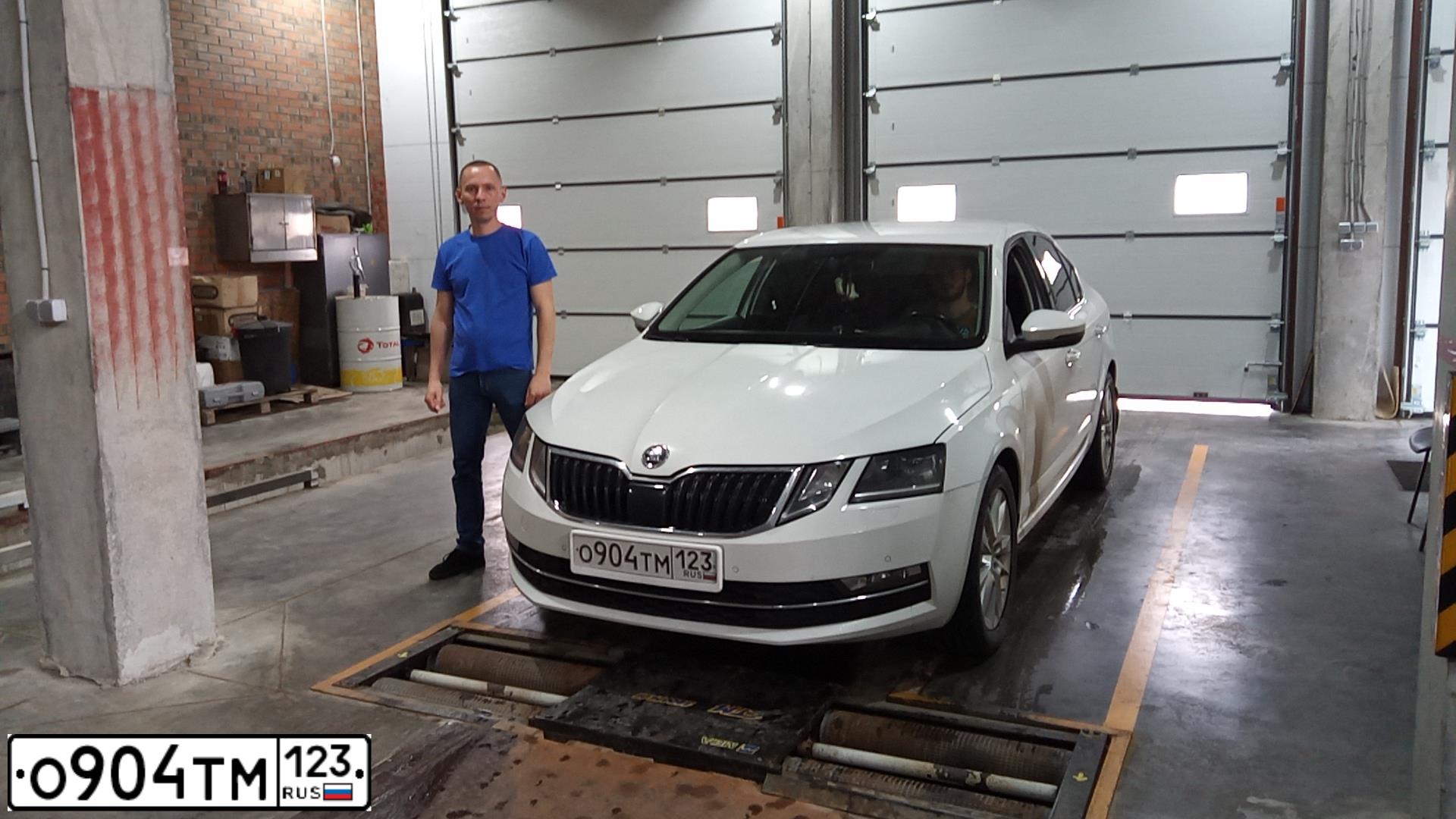 Фото автомобиля SKODA OCTAVIA, 2017 — госномер Е875КК761. Цвет: Белый
