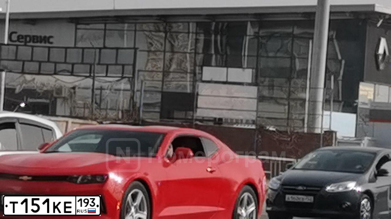 Фото автомобиля CHEVROLET CAMARO, 2017 — госномер Т151КЕ193. Цвет: Красный