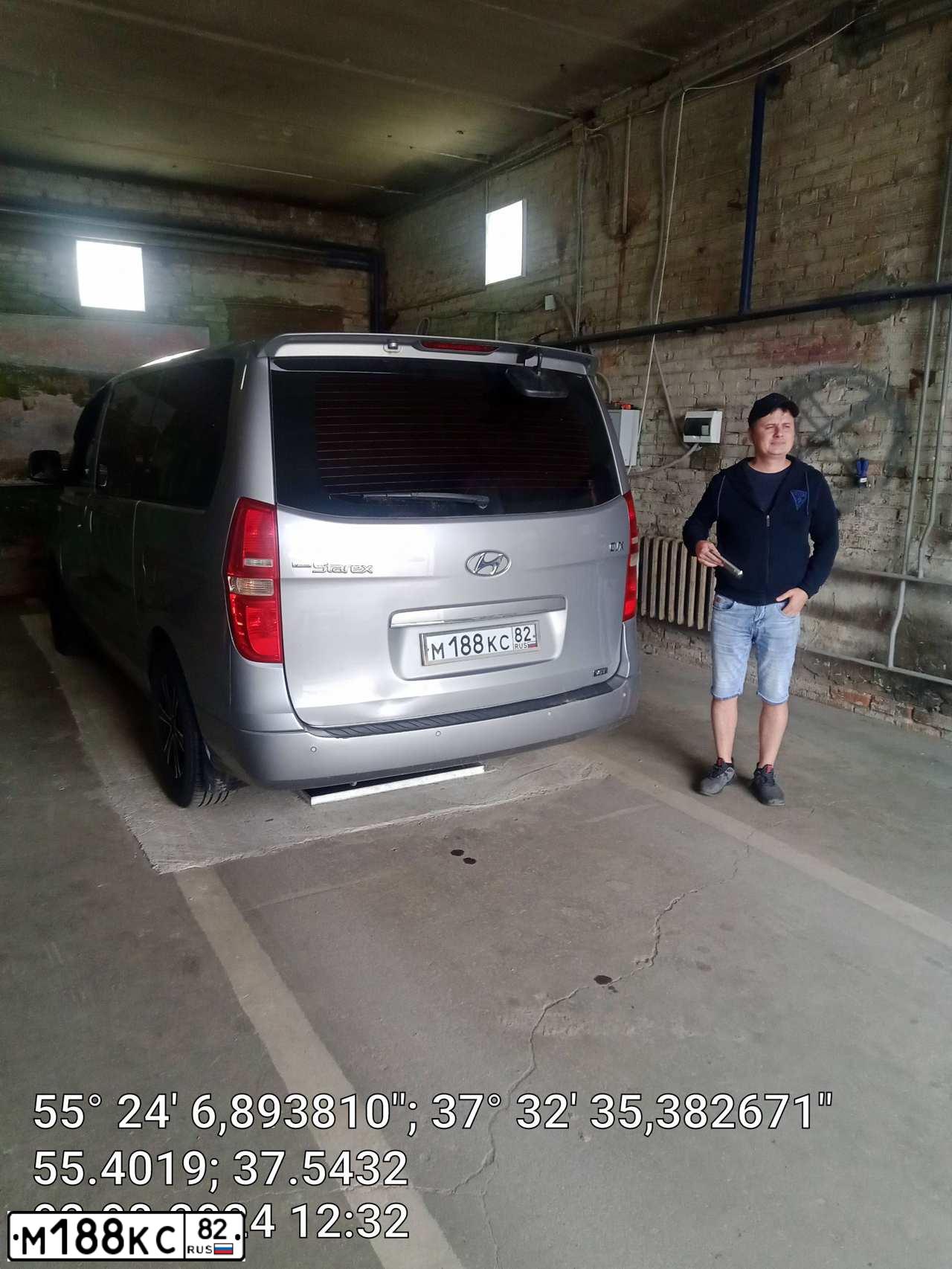 Фото автомобиля HYUNDAI GRAND STAREX, 2012 — госномер М188КС82. Цвет: Серый