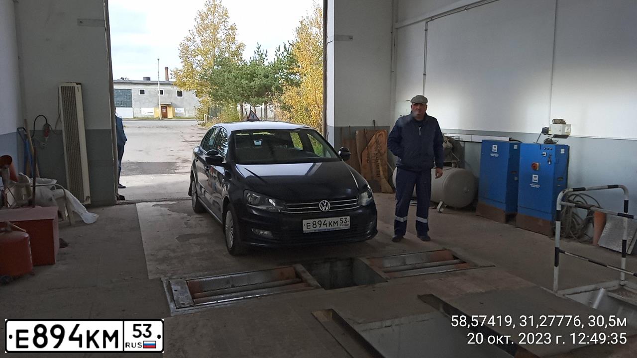 Фото автомобиля VOLKSWAGEN POLO, 2016 — госномер Е894КМ53. Цвет: ЧЕРНЫЙ