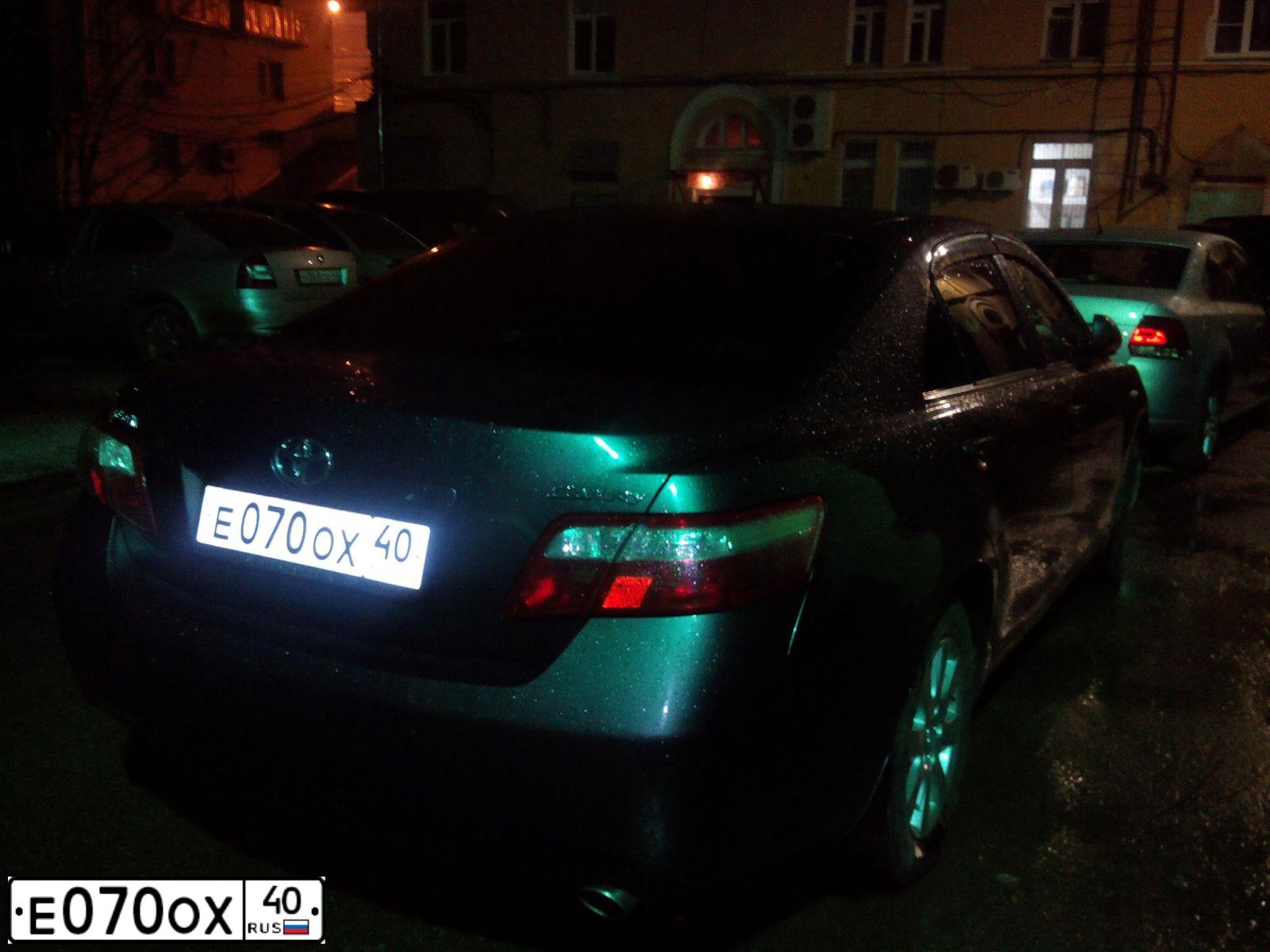 Фото автомобиля TOYOTA CAMRY, 2006 — госномер Е070ОХ40. Цвет: СЕРЫЙ
