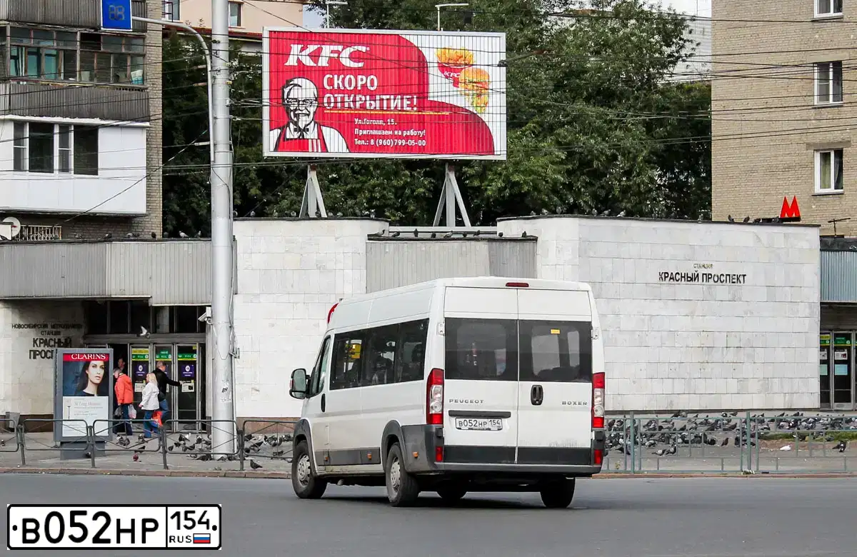 Фото автомобиля PEUGEOT BOXER, 2012 — госномер В052НР154. Цвет: БЕЛЫЙ