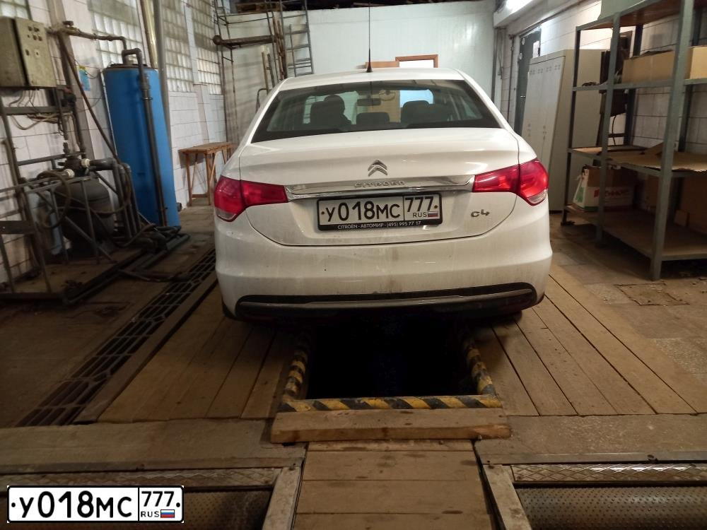 Фото автомобиля CITROEN C4, 2014 — госномер У018МС777. Цвет: БЕЛЫЙ