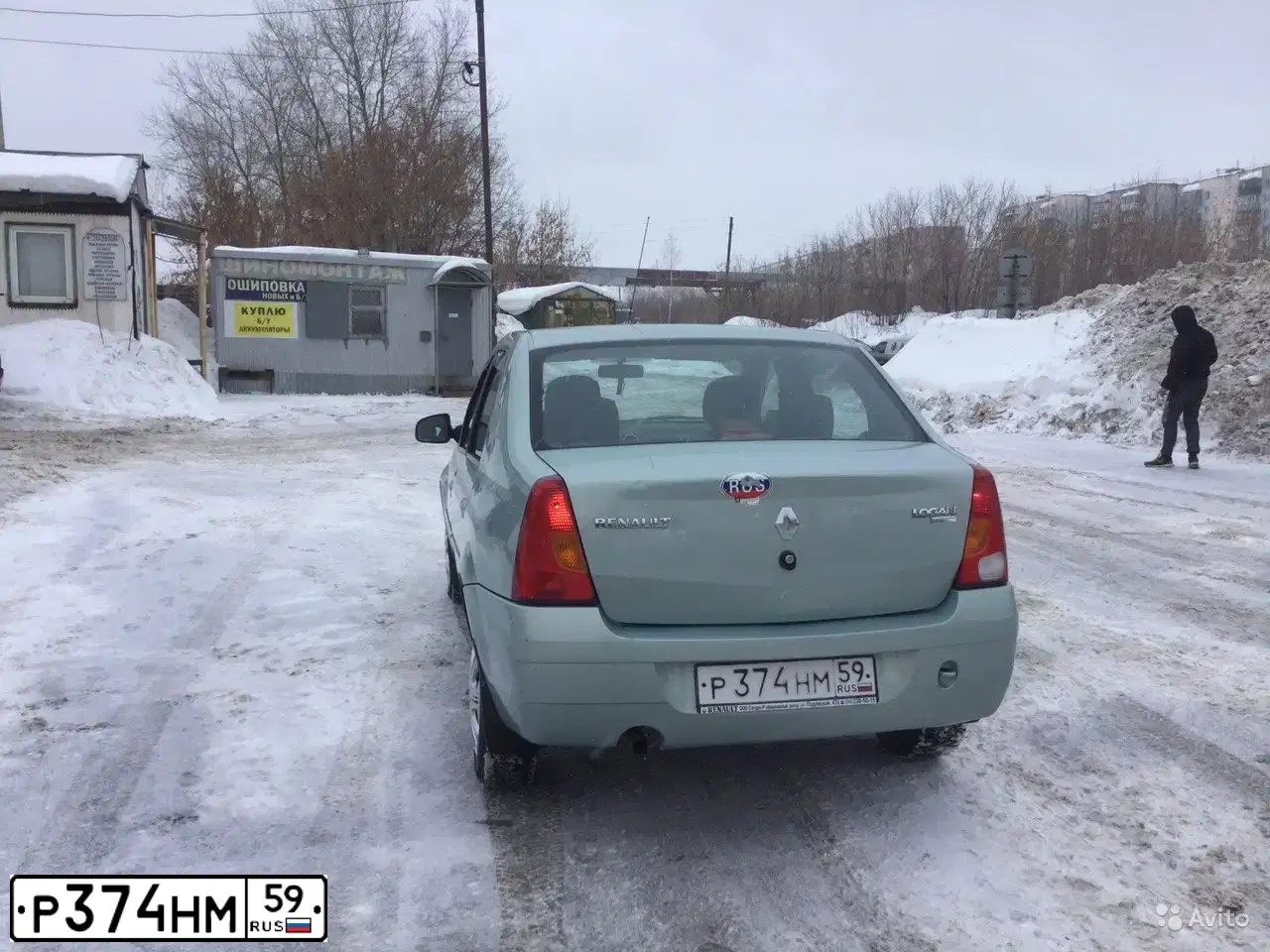 Фото автомобиля RENAULT LOGAN, 2007 — госномер У207АУ55. Цвет: СВЕТЛО-ЗЕЛЕНЫЙ