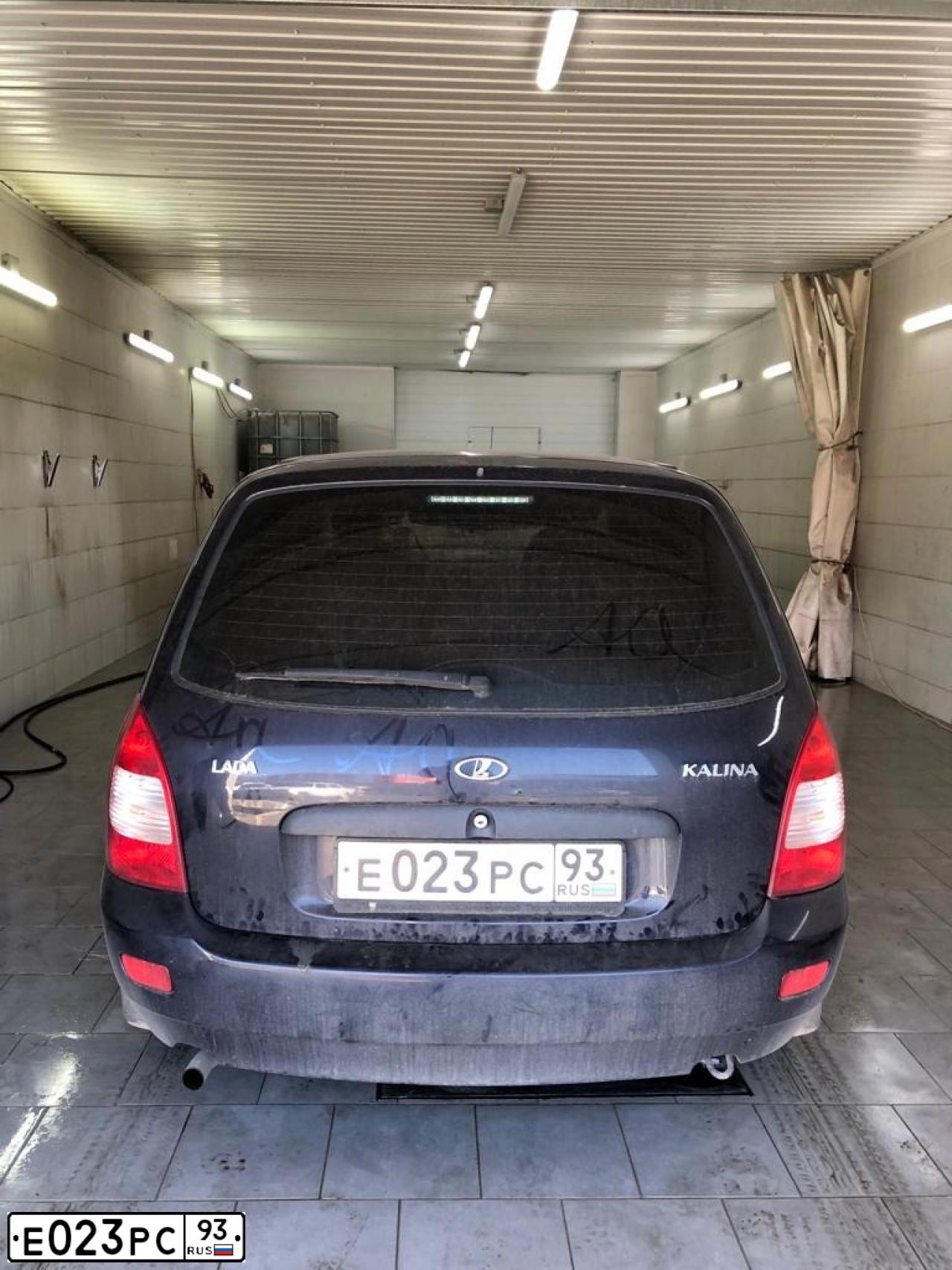 Фото автомобиля LADA 1117 KALINA, 2008 — госномер Е023РС93. Цвет: ТЕМНЫЙ СИНЕ-ФИОЛЕТОВЫЙ