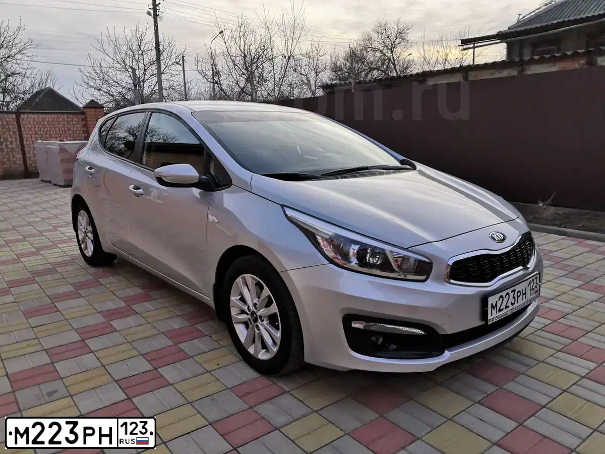 Фото автомобиля KIA CEE'D, 2015 — госномер М223РН123. Цвет: СЕРЕБРИСТЫЙ