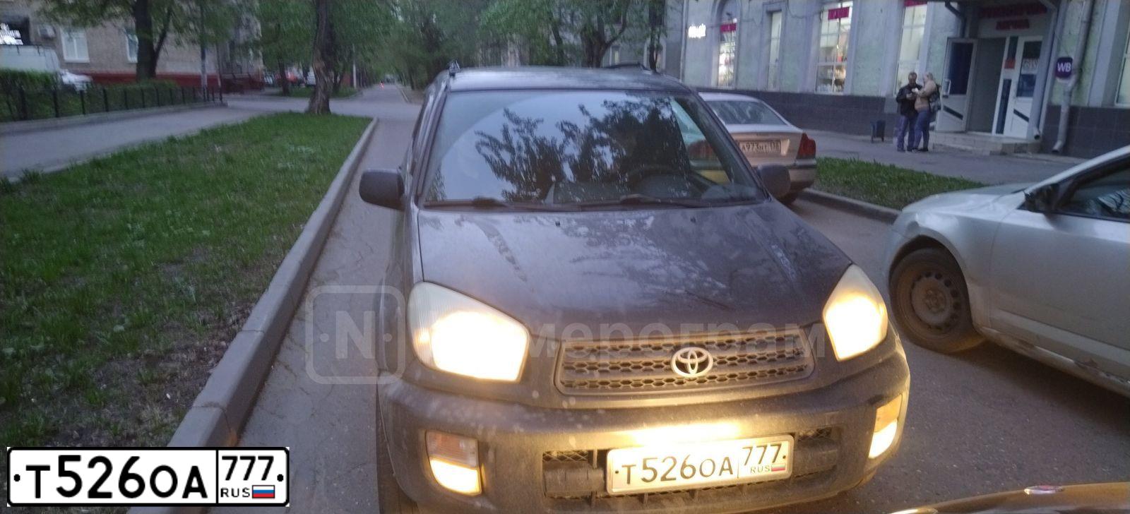 Фото автомобиля TOYOTA RAV4, 2001 — госномер Е015НА199. Цвет: ЧЕРНЫЙ