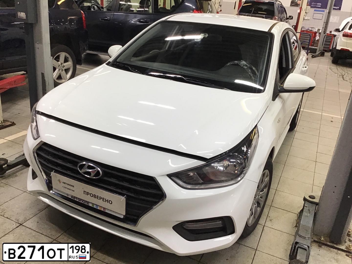 Фото автомобиля HYUNDAI SOLARIS, 2019 — госномер О425ХВ198. Цвет: Белый