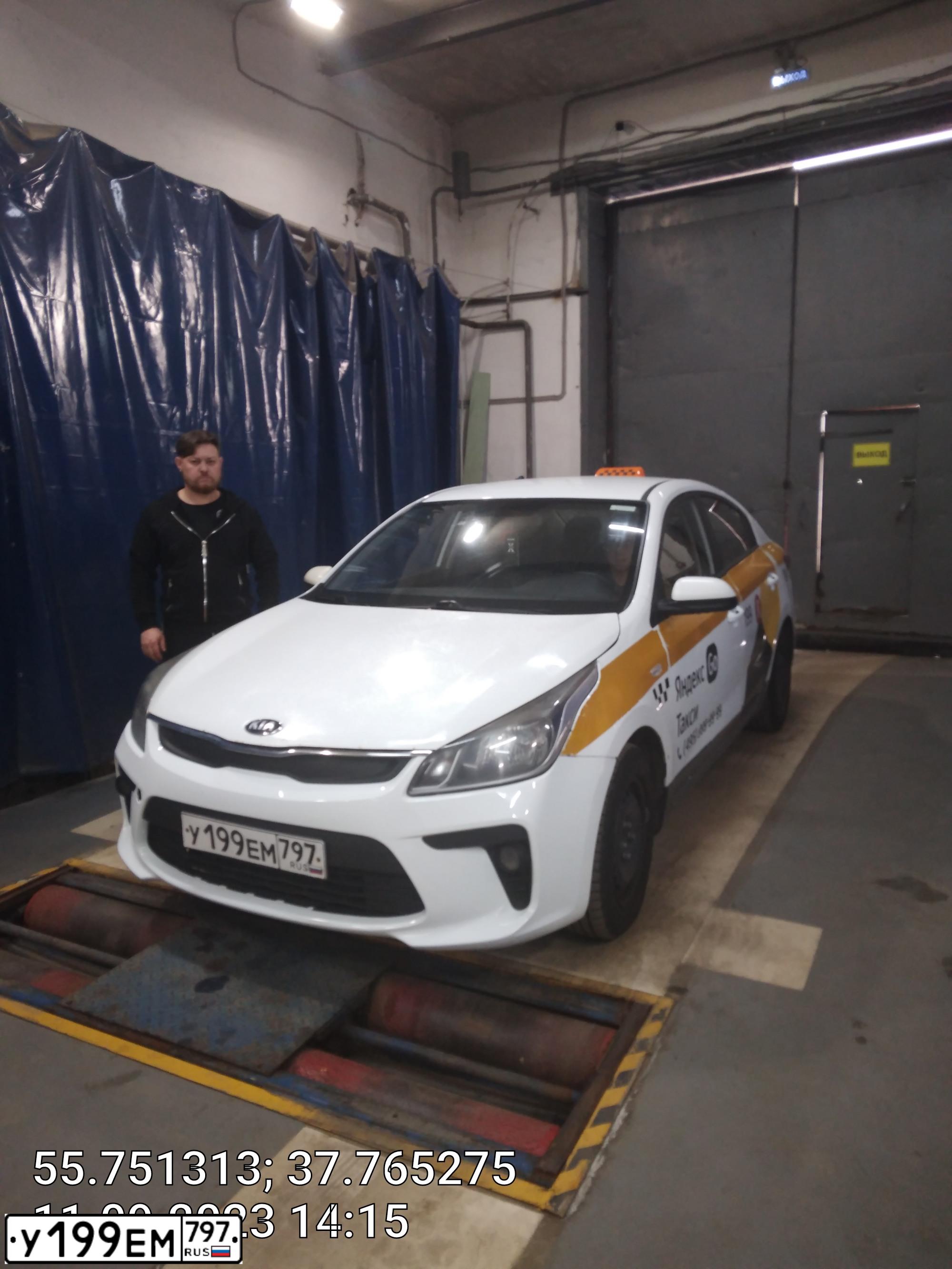 Фото автомобиля KIA RIO, 2019 — госномер У199ЕМ797. Цвет: БЕЛЫЙ-ЖЕЛТЫЙ-СЕРЫЙ