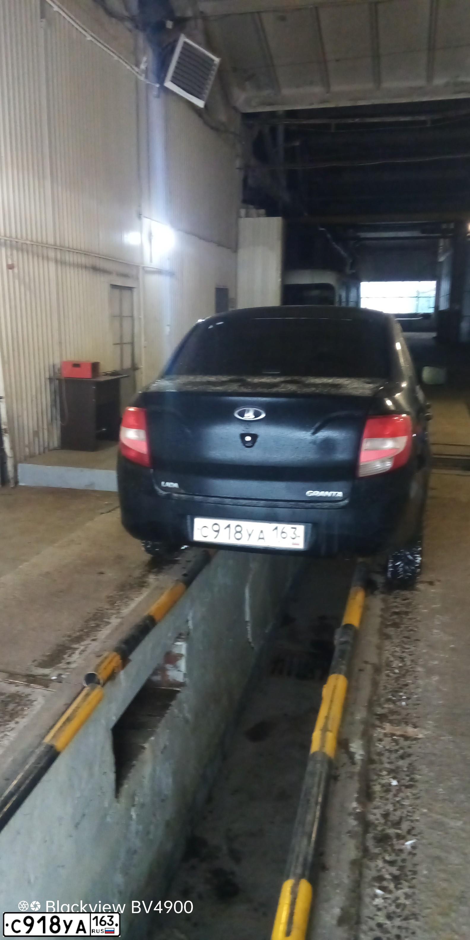 Фото автомобиля LADA 2190 GRANTA, 2013 — госномер М932ВО13. Цвет: Сине-Черный