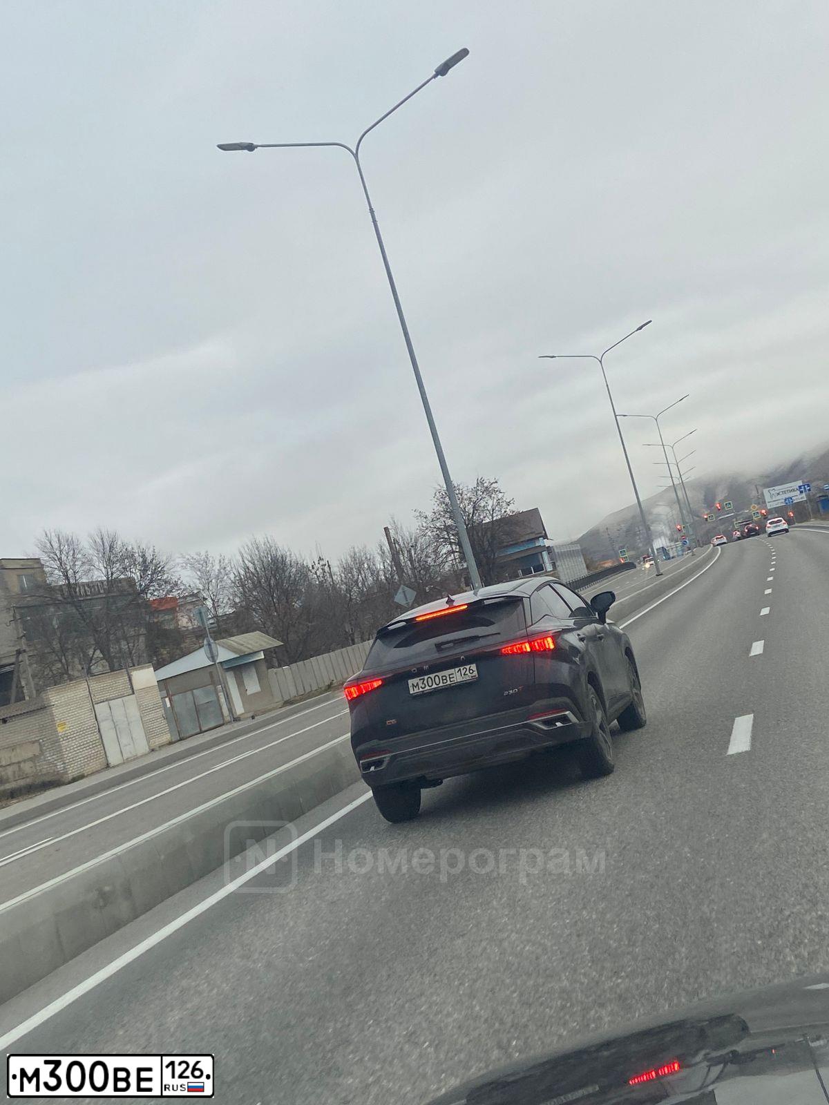 Фото автомобиля LADA VESTA, 2019 — госномер М300ВЕ126. Цвет: Серебристый