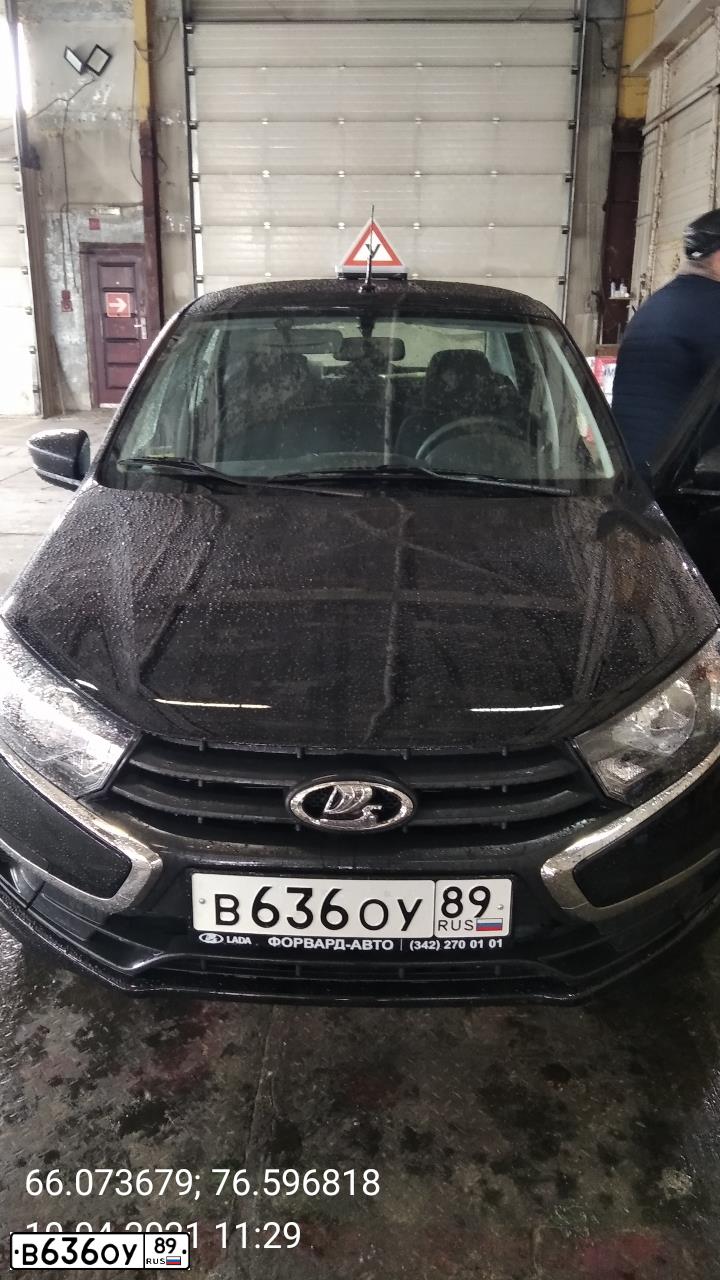 Фото автомобиля LADA 2190 GRANTA, 2020 — госномер В636ОУ89. Цвет: ЧЕРНЫЙ