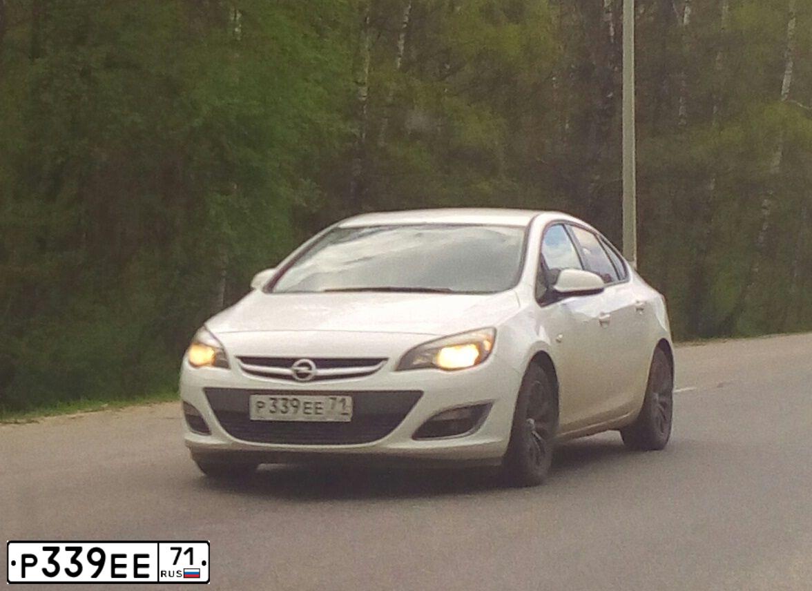 Фото автомобиля OPEL ASTRA, 2013 — госномер Р628ЕС799. Цвет: Белый