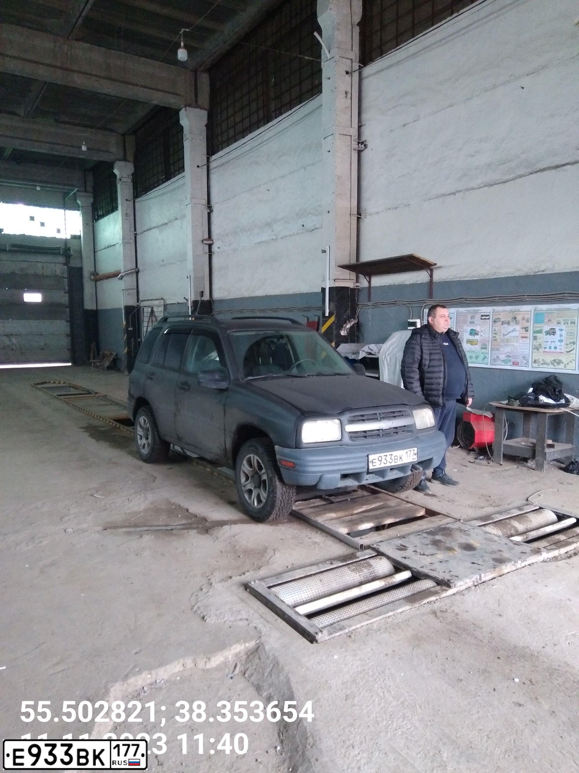 Фото автомобиля CHEVROLET TRACKER, 2000 — госномер Е933ВК177. Цвет: ЧЕРНЫЙ