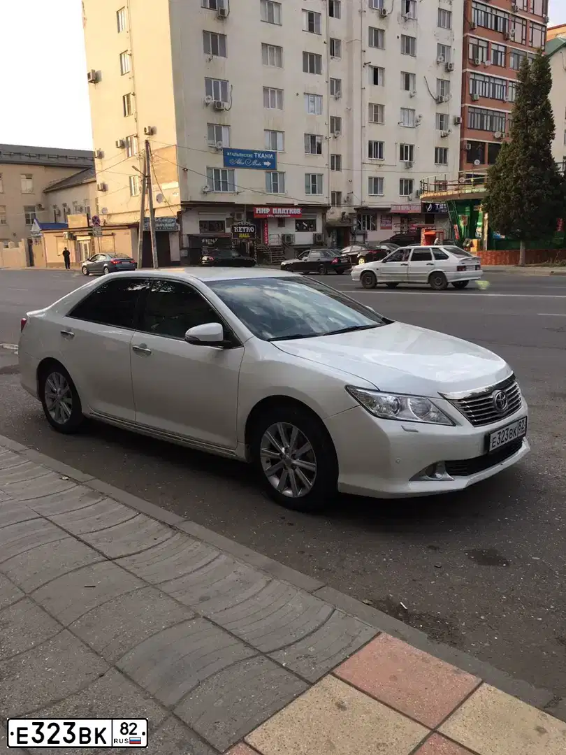Фото автомобиля TOYOTA CAMRY, 2012 — госномер Н444ЕР07. Цвет: Белый