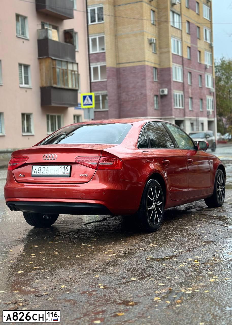Фото автомобиля AUDI A4, 2013 — госномер А826СН116. Цвет: КИРПИЧНЫЙ