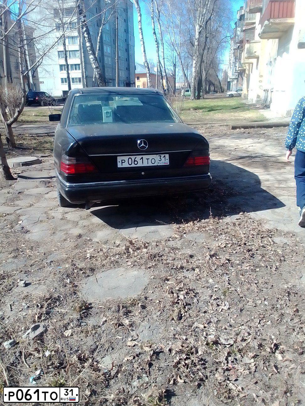 Фото автомобиля MERCEDES-BENZ E200, 1992 — госномер Х464ВУ71. Цвет: ЧЕРНЫЙ