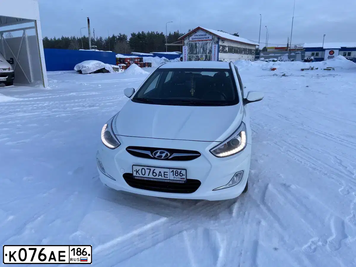 Фото автомобиля HYUNDAI SOLARIS, 2013 — госномер К076АЕ186. Цвет: Белый