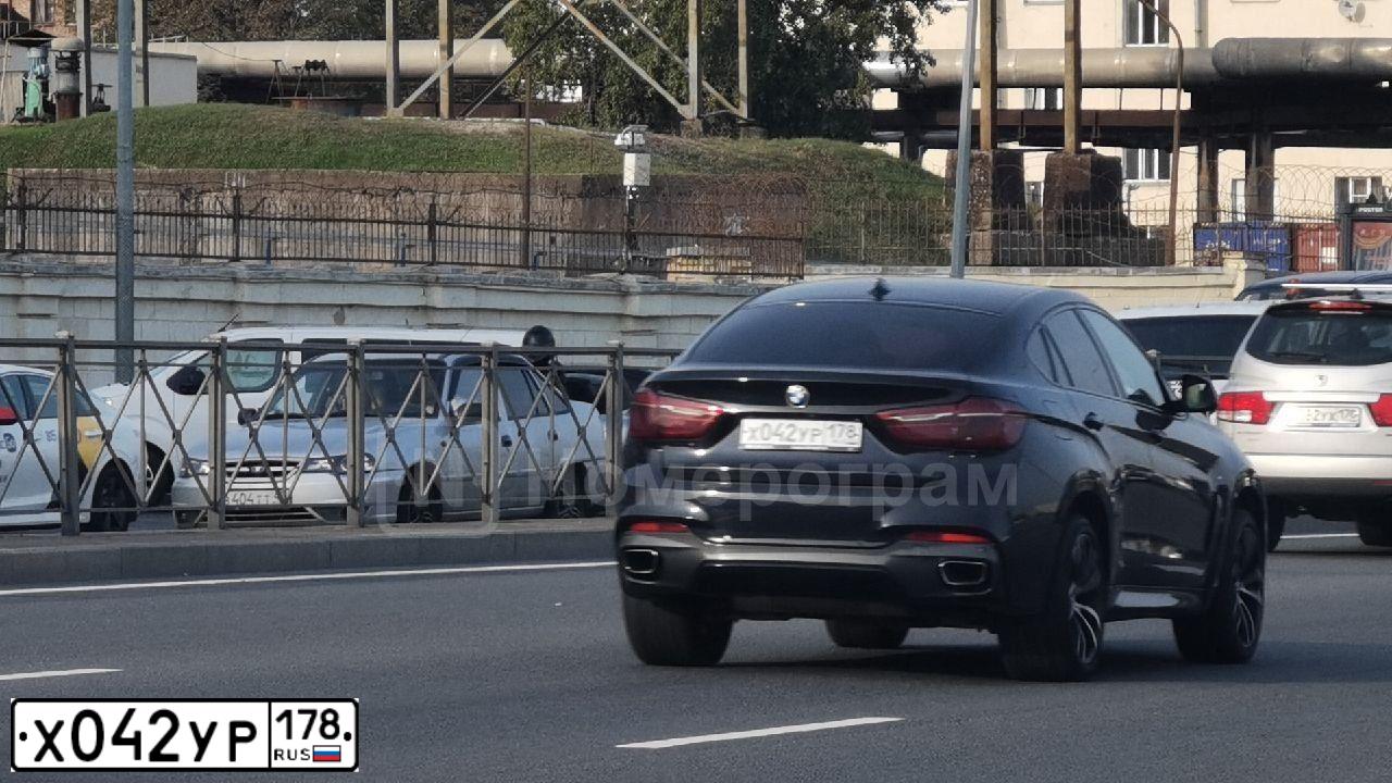 Фото автомобиля BMW X6, 2017 — госномер Х042УР178