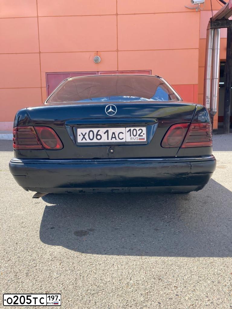 Фото автомобиля MERCEDES E-KLASSE, 1998 — госномер Х061АС102. Цвет: ЧЕРНЫЙ