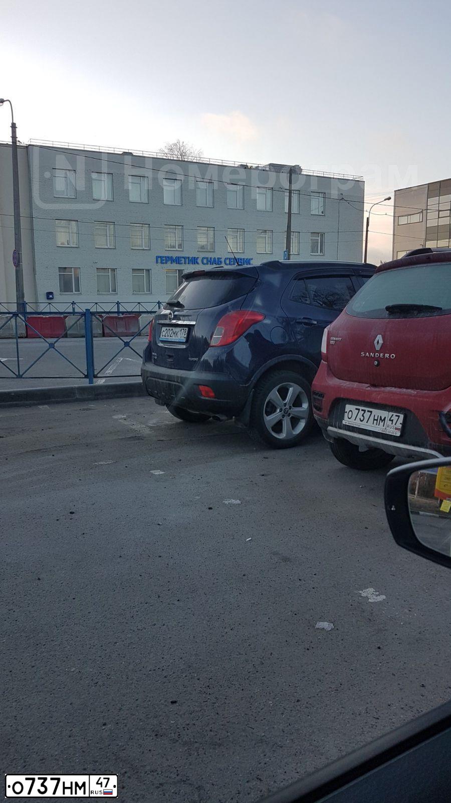 Фото автомобиля RENAULT SANDERO, 2015 — госномер О737НМ47. Цвет: КРАСНЫЙ