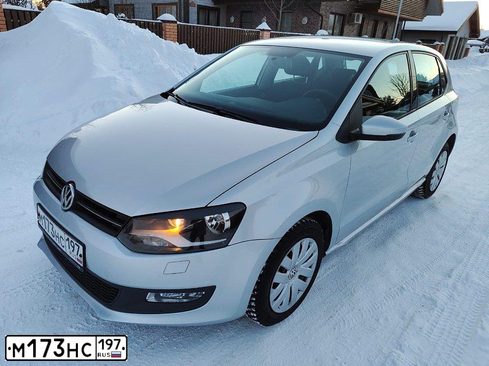 Фото автомобиля VOLKSWAGEN POLO, 2011 — госномер Е858ВО790. Цвет: СЕРЕБРИСТЫЙ