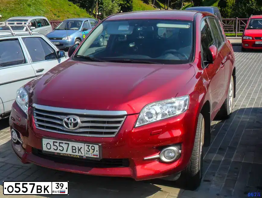 Фото автомобиля TOYOTA RAV4, 2010 — госномер О557ВК39. Цвет: ТЕМНО-КРАСНЫЙ