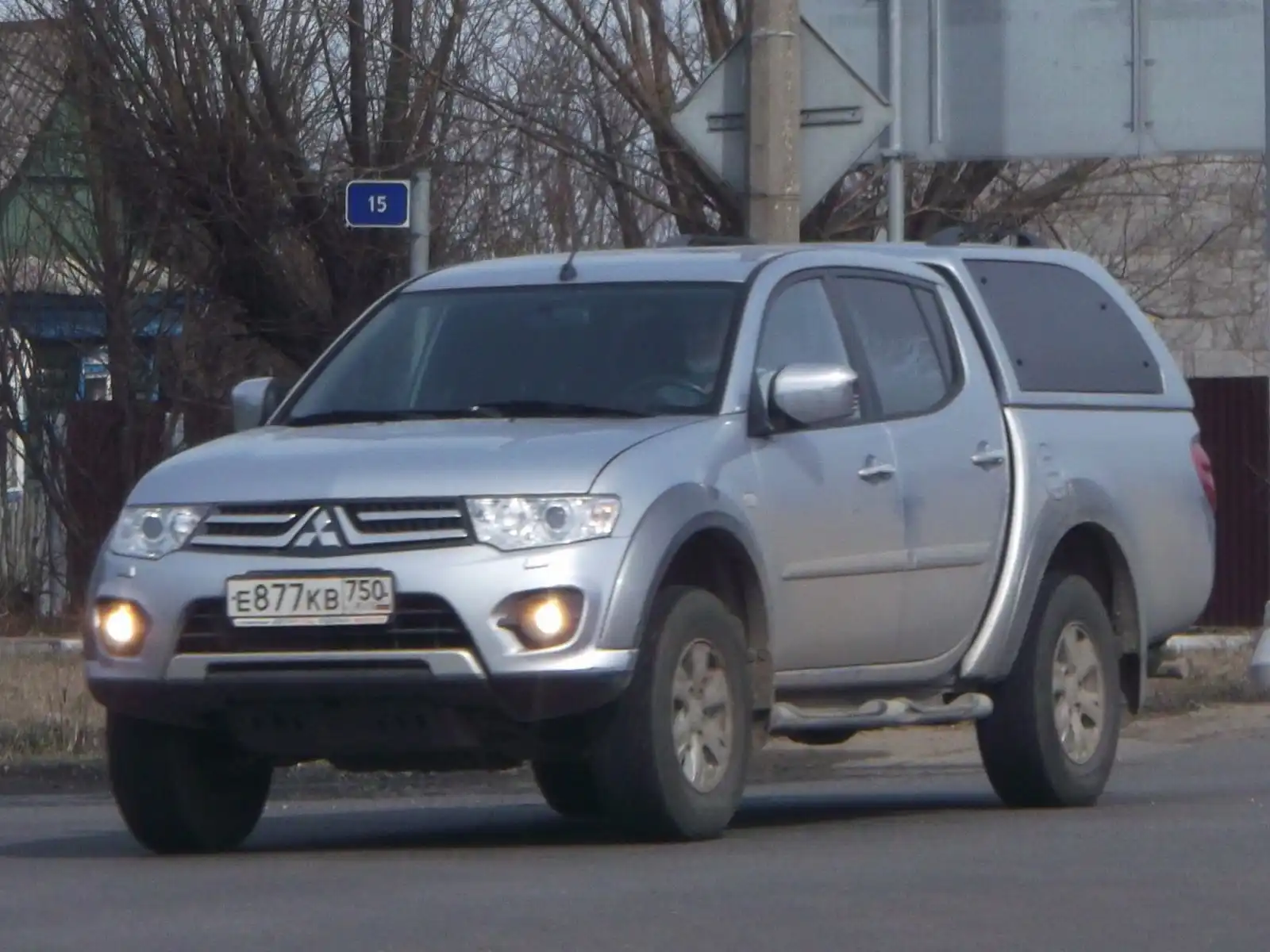 Фото автомобиля MITSUBISHI L 200, 2014 — госномер Е877КВ750. Цвет: Серебристый