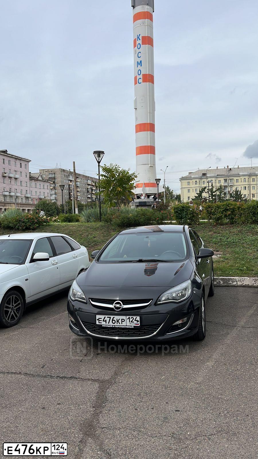 Фото автомобиля OPEL ASTRA, 2013 — госномер Е476КР124. Цвет: ЧЕРНЫЙ