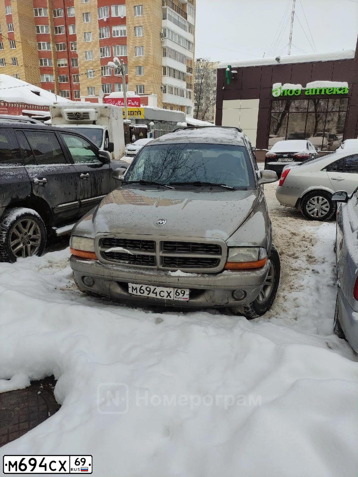 Фото автомобиля DODGE DURANGO, 2001 — госномер М694СХ69. Цвет: СЕРЫЙ