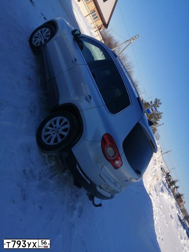 Фото автомобиля VOLKSWAGEN TIGUAN, 2010 — госномер Е793УХ56. Цвет: СЕРЫЙ