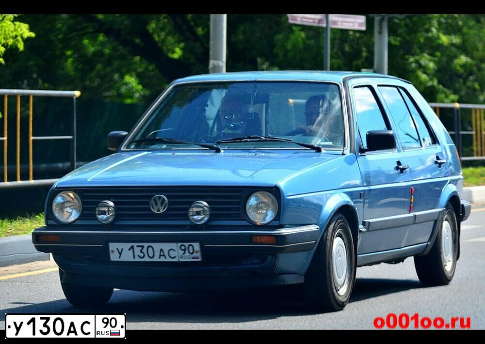 Фото автомобиля VOLKSWAGEN GOLF, 1988 — госномер У130АС90. Цвет: голубой