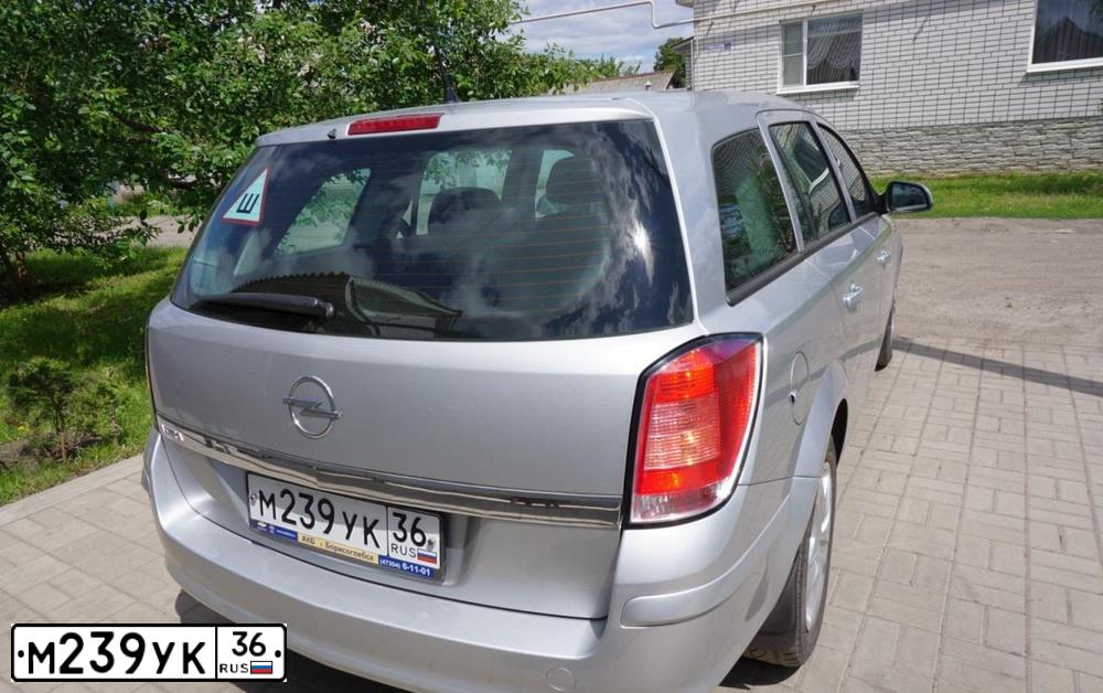 Фото автомобиля OPEL ASTRA, 2012 — госномер М239УК36. Цвет: серебристый