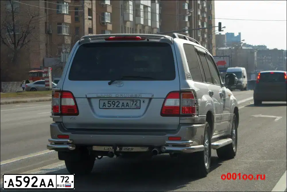 Фото автомобиля TOYOTA LANDCRUISER, 2006 — госномер А592АА72. Цвет: Серебристый