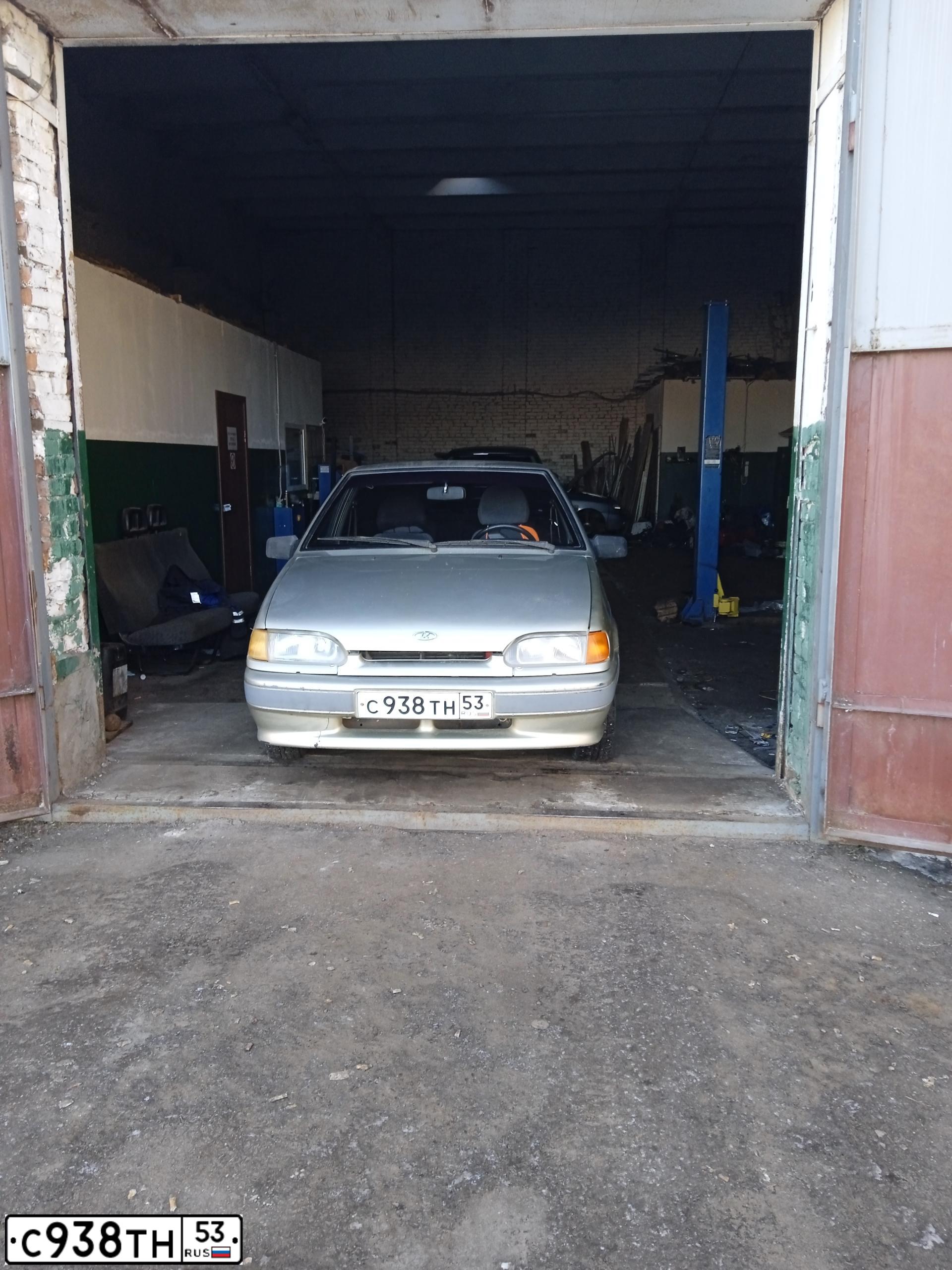Фото автомобиля LADA 2114 SAMARA, 2009 — госномер Е359ЕМ147. Цвет: СВЕТЛО-СЕРЕБРИСТЫЙ МЕТАЛЛ.