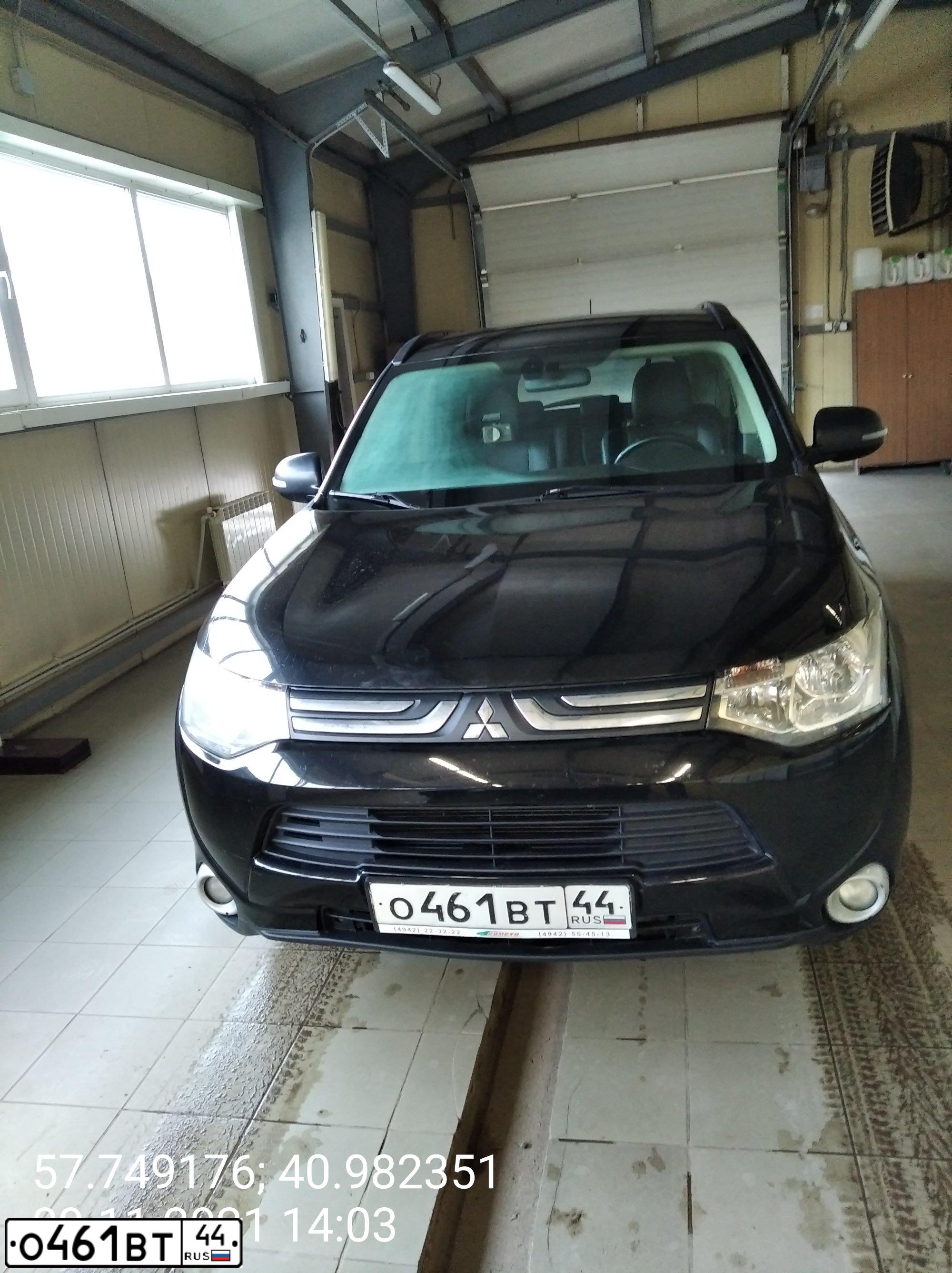 Фото автомобиля MITSUBISHI OUTLANDER, 2014 — госномер О461ВТ44. Цвет: ЧЕРНЫЙ